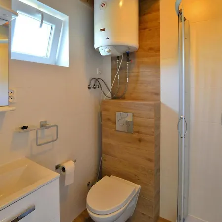 Nyaraló Center With Pool, Lacko Lacko (Slawno)