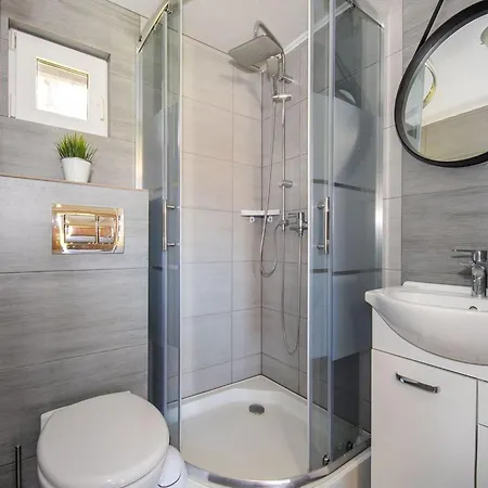 Center With Pool, Lacko *